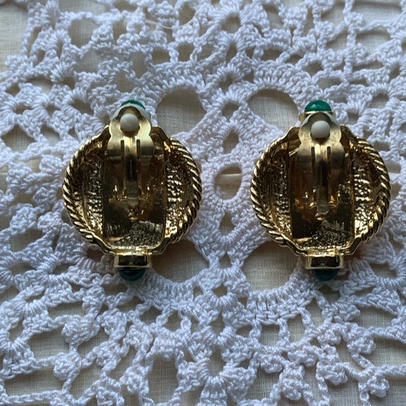 Ruby Red Emerald Green Jewel Tone Egyptian Clip On Costume Jewelry Earrings - Picture 6 of 6